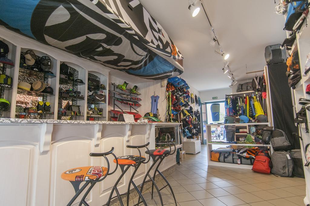 Campione Del Garda Surf House Hostel Pieve  Bagian luar foto