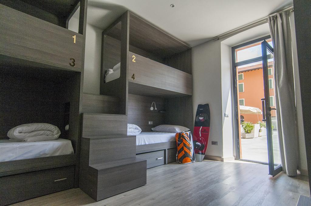 Campione Del Garda Surf House Hostel Pieve  Bagian luar foto