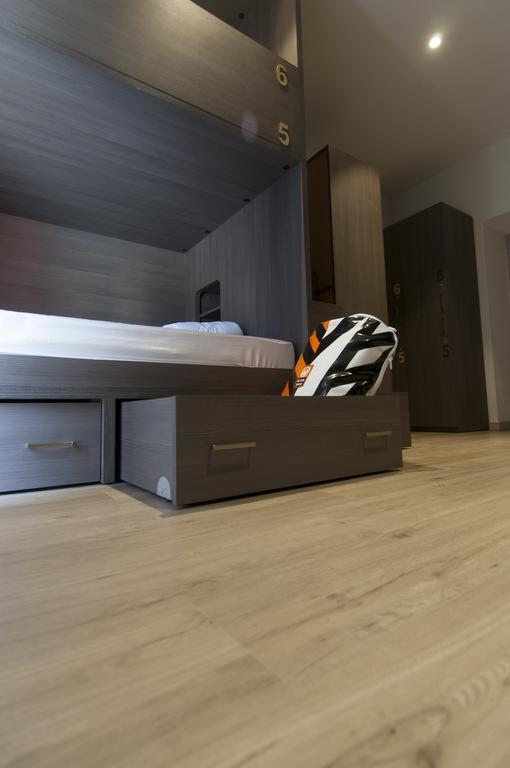 Campione Del Garda Surf House Hostel Pieve  Bagian luar foto