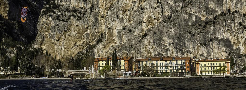 Campione Del Garda Surf House Hostel Pieve  Bagian luar foto