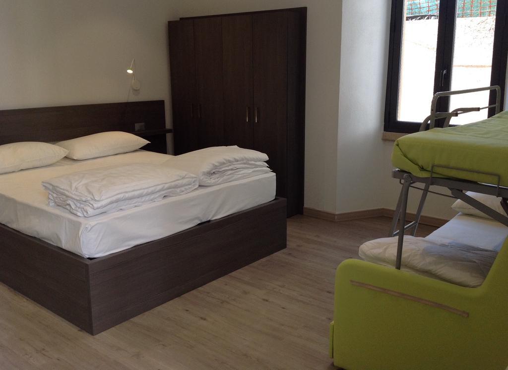 Campione Del Garda Surf House Hostel Pieve  Bagian luar foto