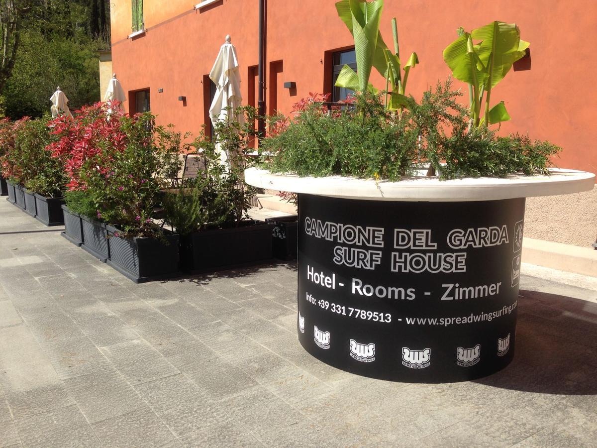 Campione Del Garda Surf House Hostel Pieve  Bagian luar foto